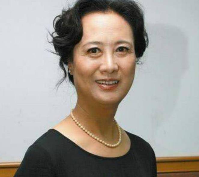 曾因拍戏,三次堕胎导致终生不孕,嫁给外国人被百般宠爱_殷新_本人