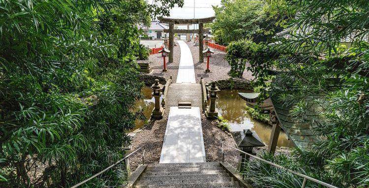 拜殿上高悬着由伏见宫贞爱亲王挥毫的神勅,也就是天照大神的敕命: "奉