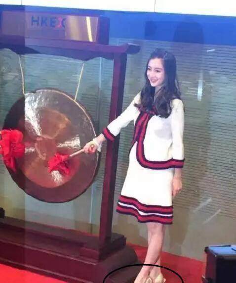 原创花儿与少年古力娜扎穿白套裙少女心十足撞衫angelababy方知何为美