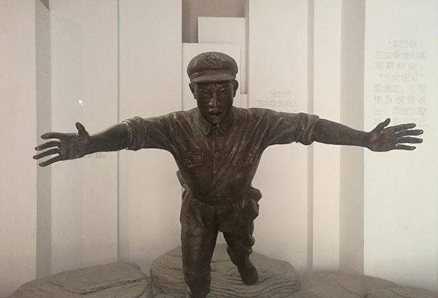 手握一块巴掌大的血衣残片,来到了位于山东省金乡县的王杰烈士纪念馆