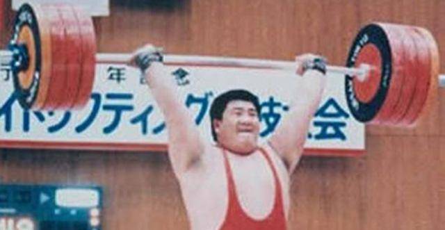 原创亚洲第一大力士勇夺60个冠军退役后当保安33岁离世仅剩300元