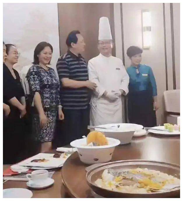 唐国强73岁身材保持出色国外街头风采尽显时尚与活力