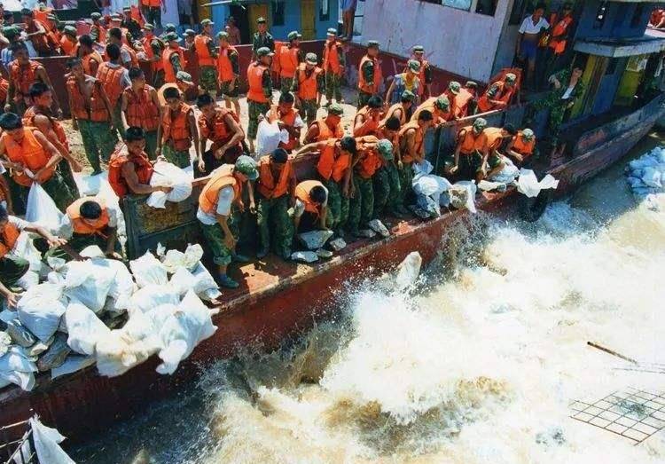 决堤数十万人未撤,战士以身抗洪,百姓哭喊:求求别跳了_九江_情况_洪水