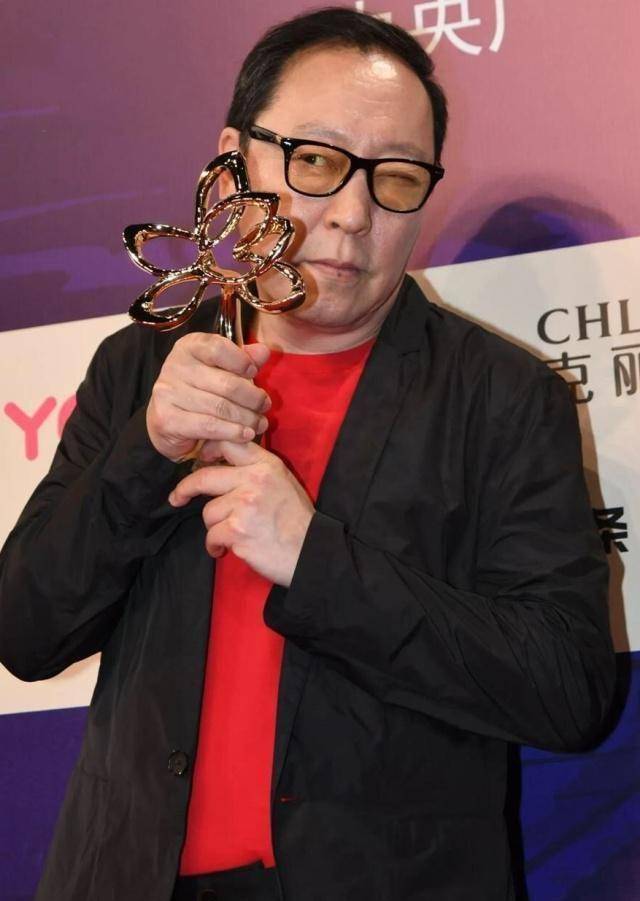 而郭京飞则是不同的画风,画面定格的这一瞬间他的表情非常搞笑,成功