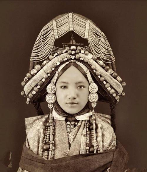 话,就要追溯到离现在已经有六千到七千年历史的肃慎族系新开流文化了