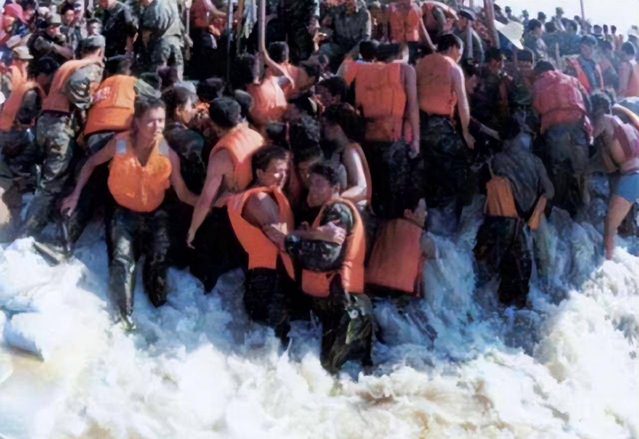 1998年8月,长江大堤决口,九江危急,数十万人民子弟兵,不顾生命危险跳
