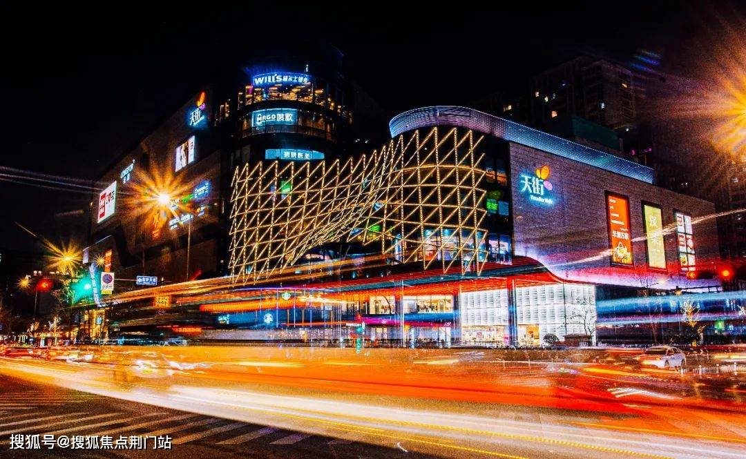 金沙天街也不负众望,一落地就引发了强大的「虹吸效应」,一跃成为整个