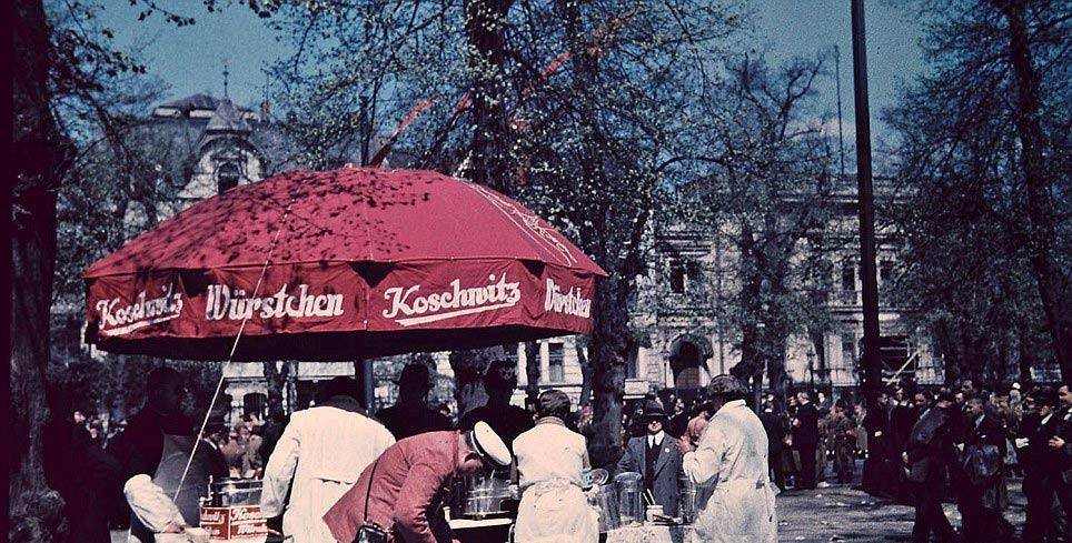 图:柏林街头一角,小汽车非常显眼.