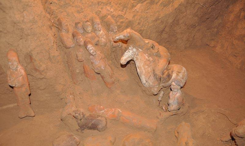 上官婉儿墓地发掘现场专家激动地想摸遗骸图7是最重要的发现