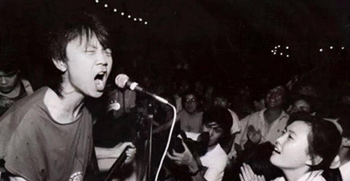 上,年轻女记者会向邓公递纸条,上面写着,今天是世界戒烟日,请不要抽烟