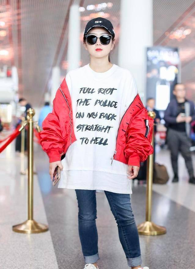 何洁红色外套真抢镜白色t恤配墨镜意外显瘦身材好精致