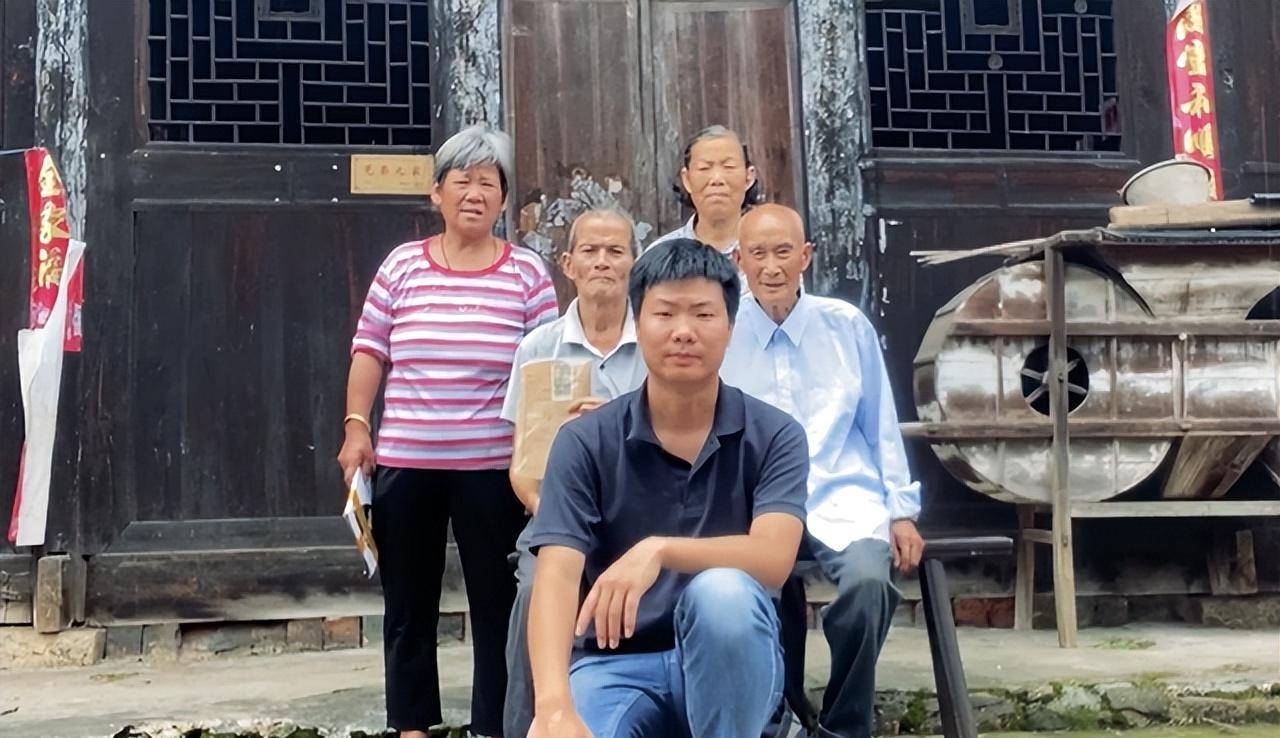 原创安徽95后小伙花1500元网购一张遗照横跨千里只为送烈士回家