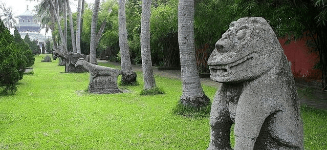 派人修建,被破坏后成空墓,但墓前四个字实属名归_许子伟_神道_石像生