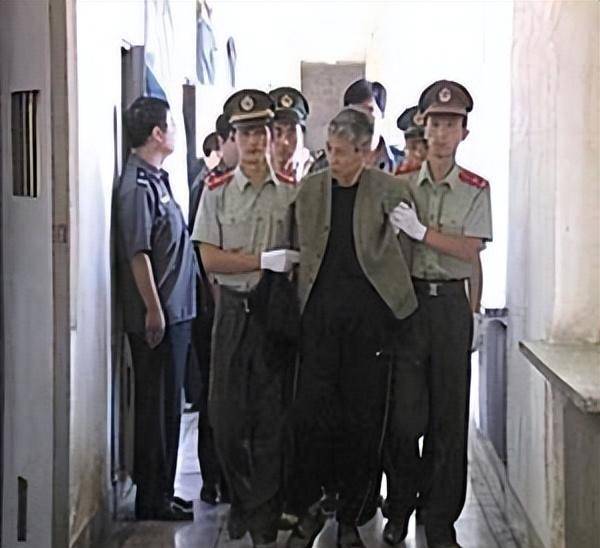 原创2003年刘涌走下法庭表情淡定被押解到殡仪馆抬进死刑执行车