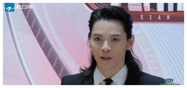 杨迪模仿向佐鼻毛也出道网友惊呼即将燃爆