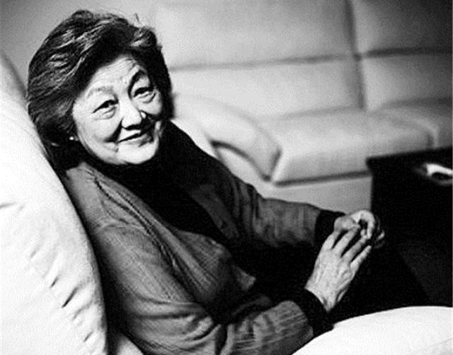 原创洪晃我妈妈是一个名副其实的名媛至于是不是最后一个我不敢说