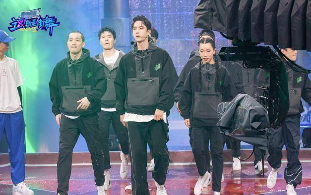 原创原创街舞3中当王一博秀魔术翻车后有谁注意布布反应太可爱