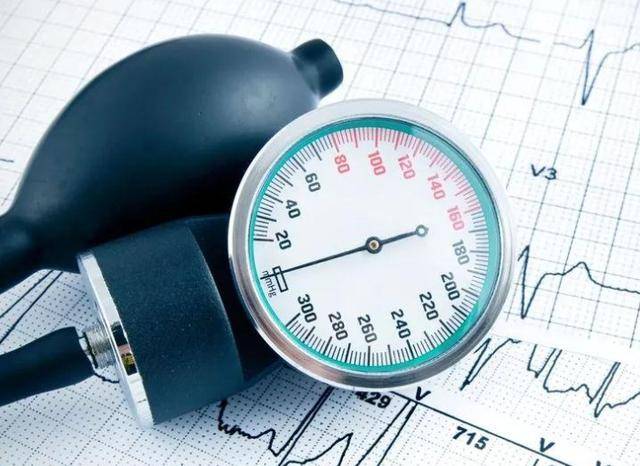 花生是高血压的"发物"?医生:若想稳定血压,远离"1黄2白"_患者_疾病_运