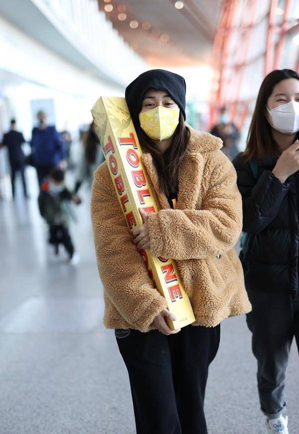 刘芸的气质可真不错,虽然穿得臃肿却不显俗气,素颜跟化妆没两样