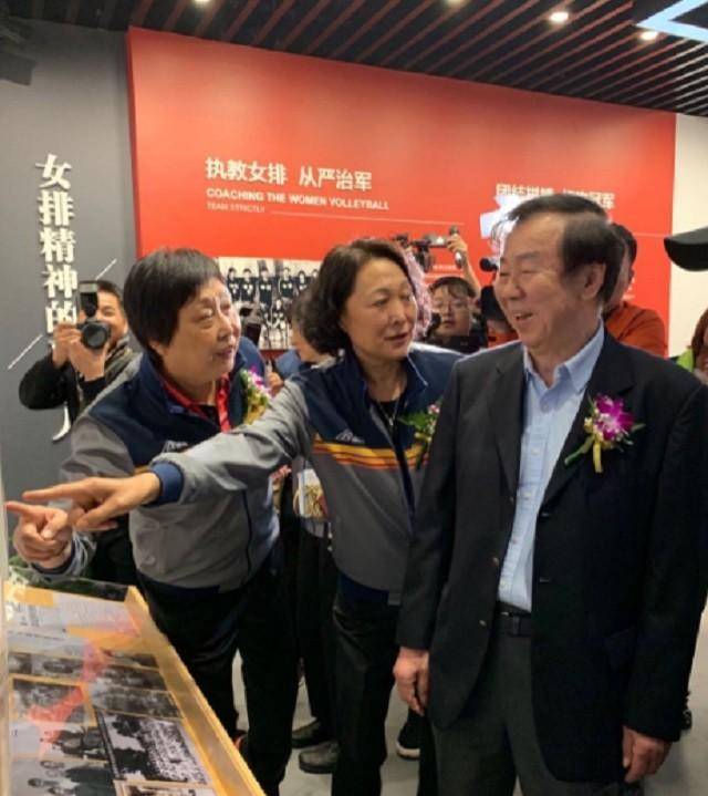 原创2019年袁伟民与老女排齐聚孙晋芳率12人捧场得意弟子郎平缺席