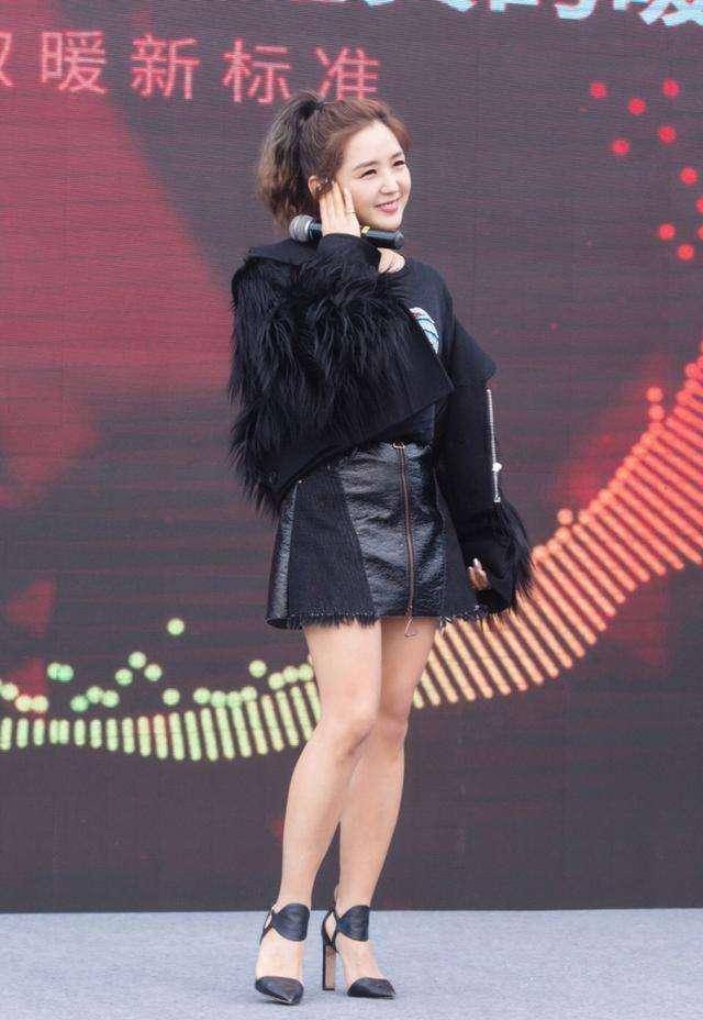 原创曾经的超女何洁靠商演捞金穿廉价衣服裙子戴的装饰项链才是真的穷