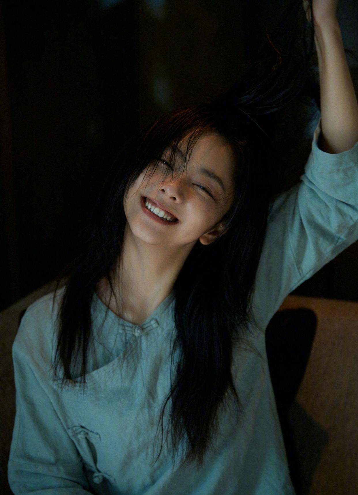 原创谭松韵母亲被撞案后首露面走出阴影美出新高度30岁依旧甜美