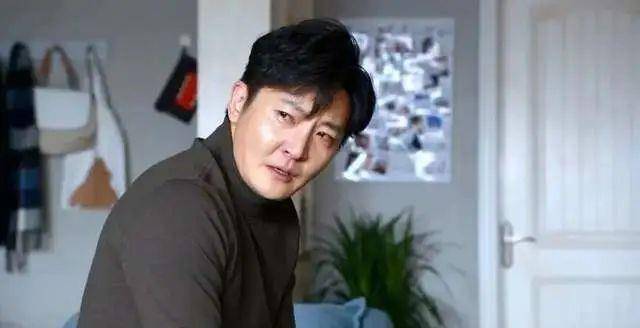 暗黑者》里吊儿郎当的罗飞,《都挺好》里窝囊啃老的苏明成……和雷佳