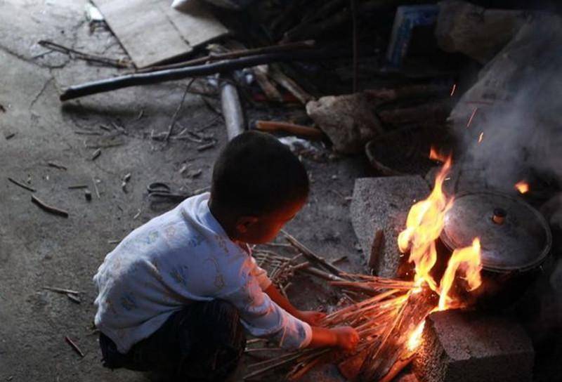 原创父母患艾滋病双亡6岁儿子被孤立自己艰难生活还学习武术