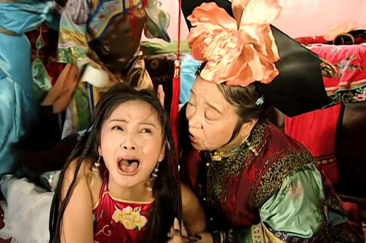 小燕子抱着含香跳楼皇上惊慌失措做了一个动作说明谁更重要