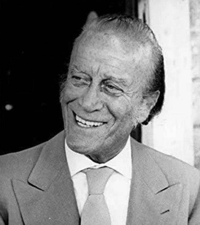 两人开始秘密同居,她成了阿尔多背后的女人.