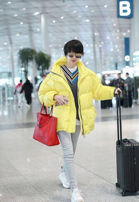 原创海清太会装嫩了连棉服都挑黄色的配紧身裤艳丽又可爱