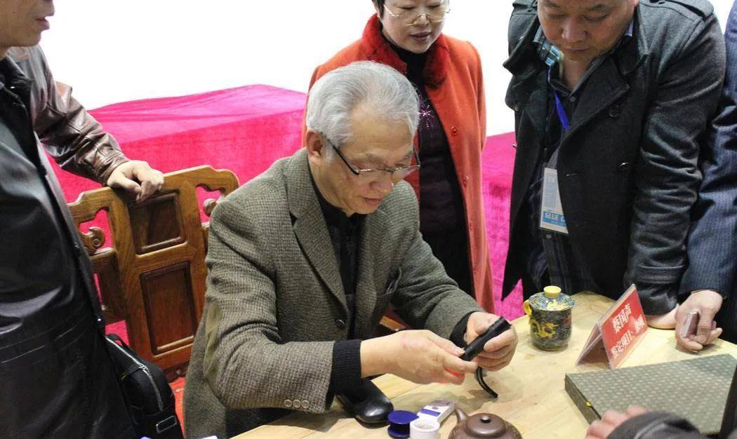 原创郑州钉子户怒怼开发商100亿也不拆专家进屋看后说真拆不得