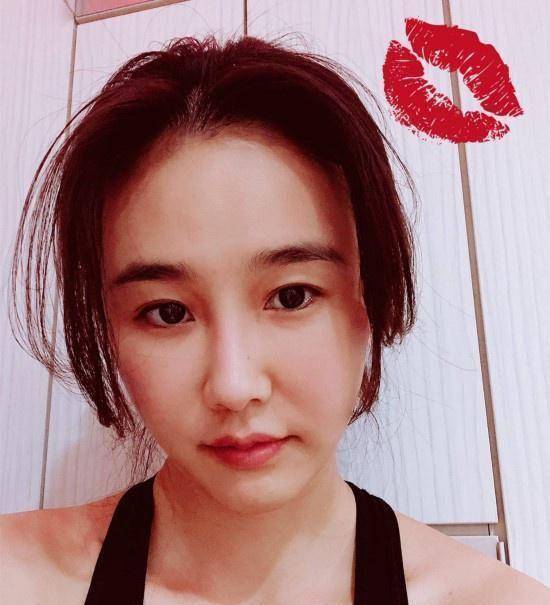 出车祸戴脖子固定器拍戏,拍完在剧组疼哭_黄心娣_柳青妍_小女