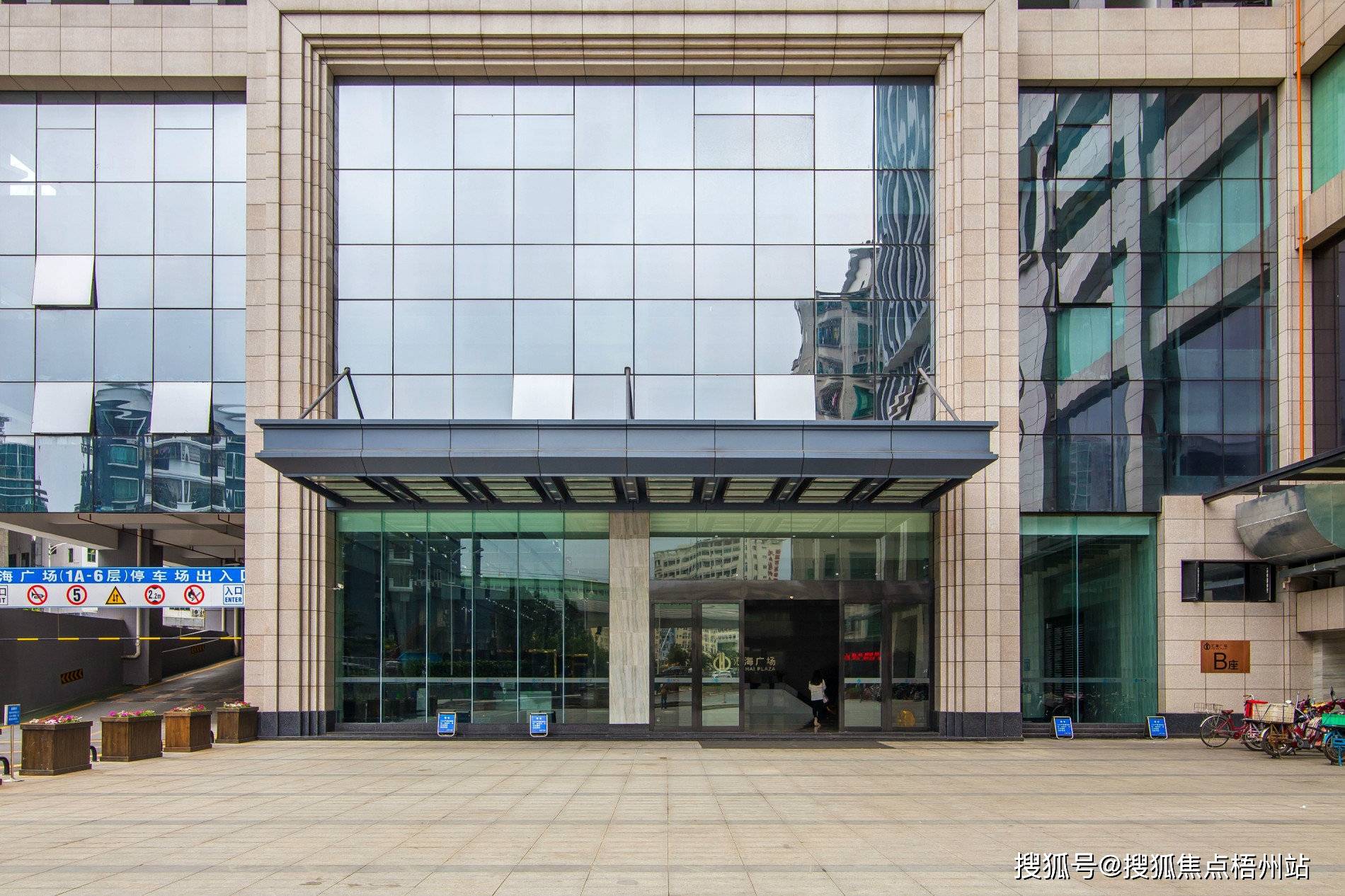 深圳汇海广场租120人独立办公室精装修带家具交通便利可注册