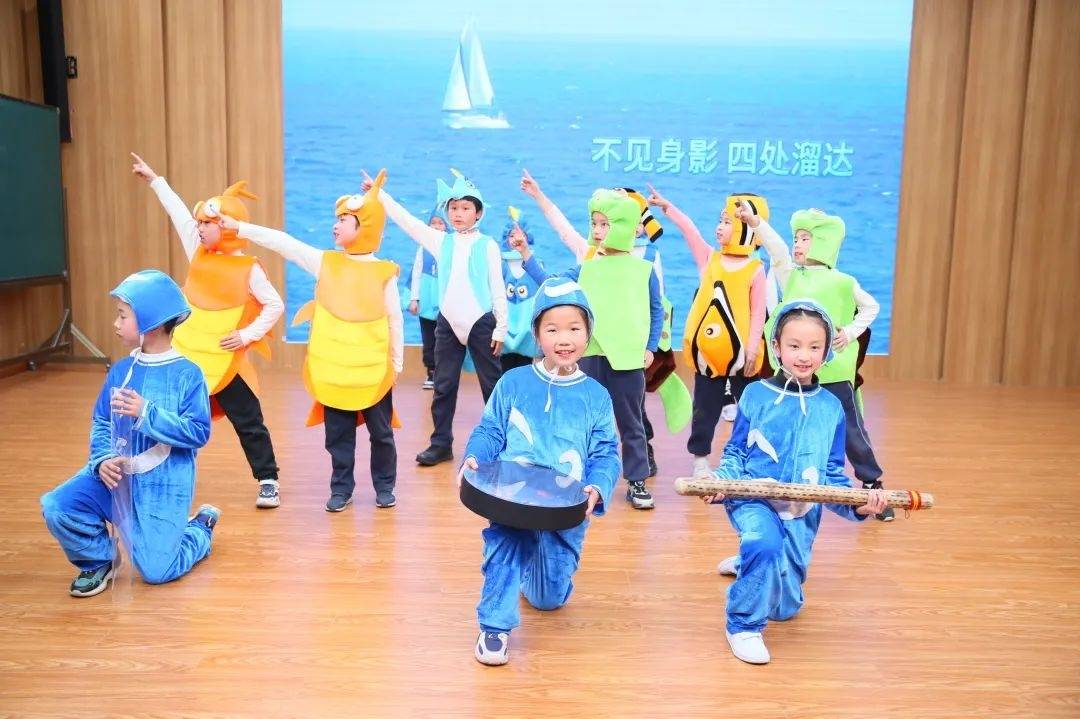 校园"小河长"授牌上岗啄木鸟护水小队新老传承河长制是由各级党政主要