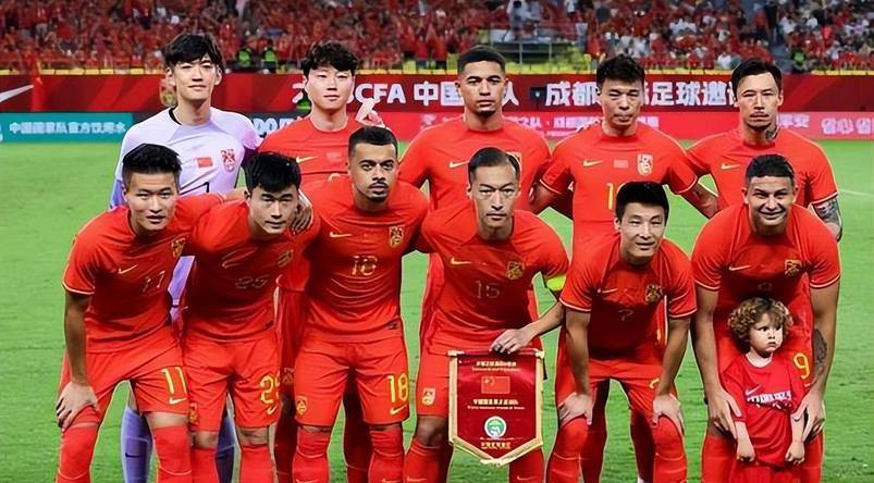 国足命悬一线伊万将调整阵容更换首发后卫召集两个国家队并放弃将军