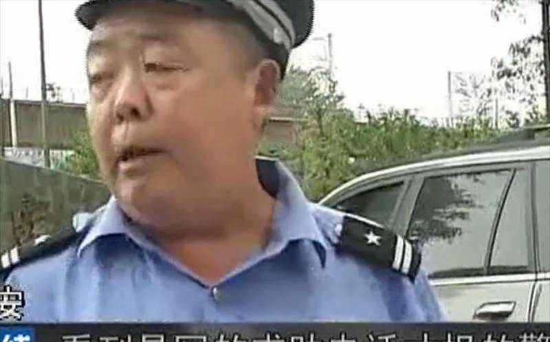 原创2014年成都大妈意外捡到一沓百元大钞看见钱上字迹后慌忙报警