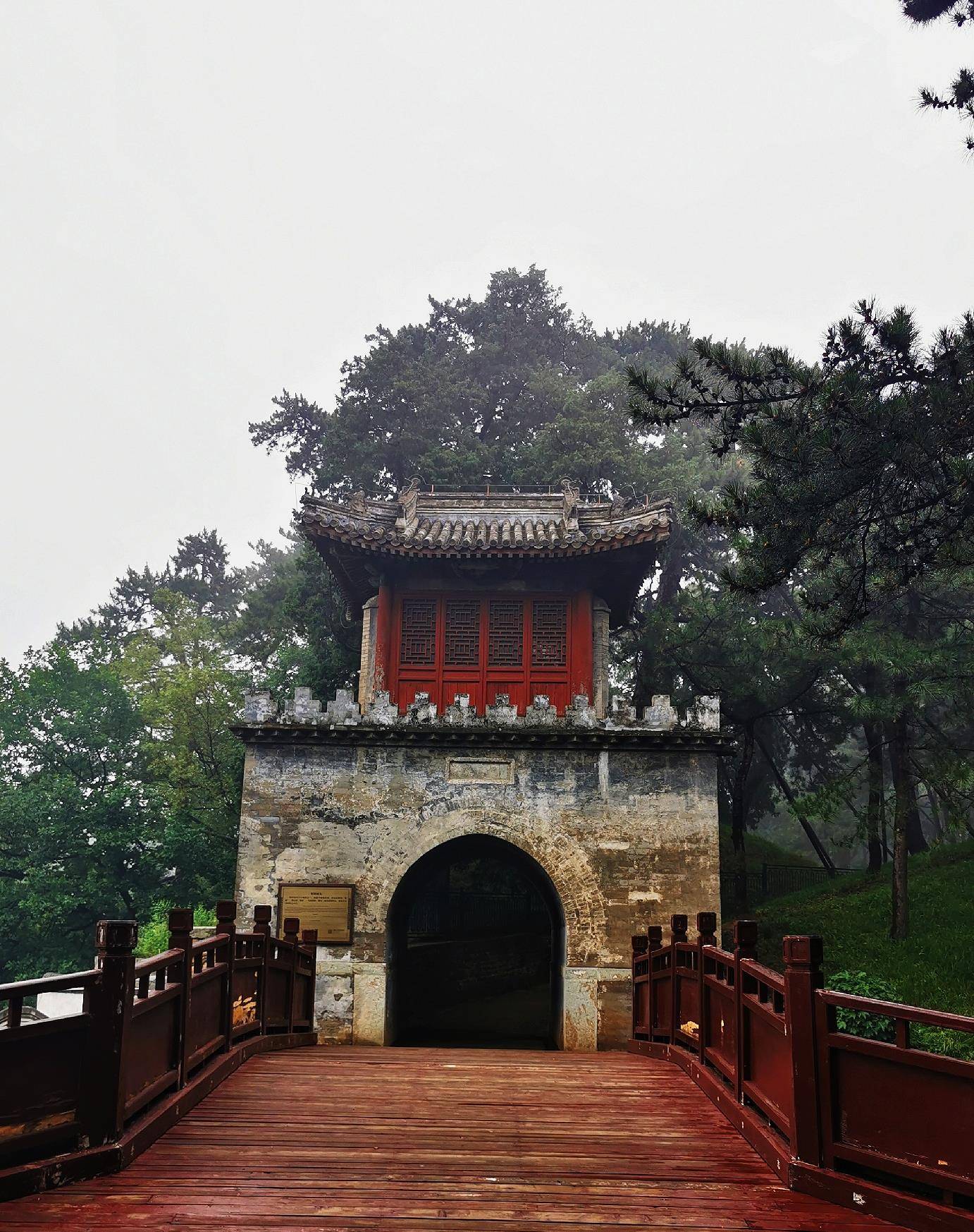 寅辉城关位于北京颐和园内的万寿山后湖景区,是颐和园内六大城关之一