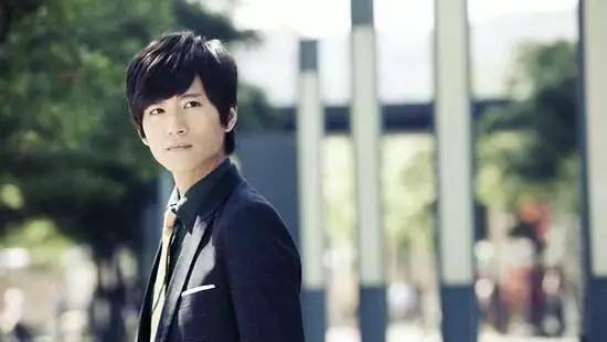 在《阳光天使》里,他是为爱疯狂的耿非,原本个性内敛,不愿争权夺利,但