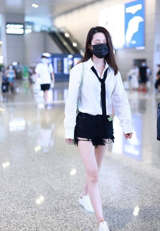 生活中的李沁好朴素啊白衬衫配短裤知性清爽素颜也不普通