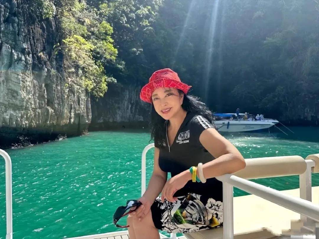 原创刘晓庆晒照不扮嫩不修图没浓妆加持素颜就是普通奶奶但71岁还是很