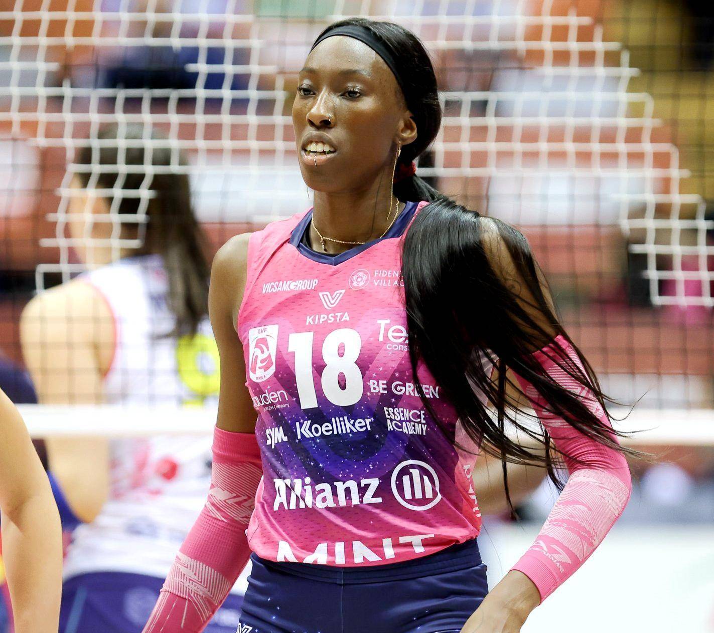 从照片中可以看出,埃格努和男友牵手甜蜜亲吻,秀恩爱