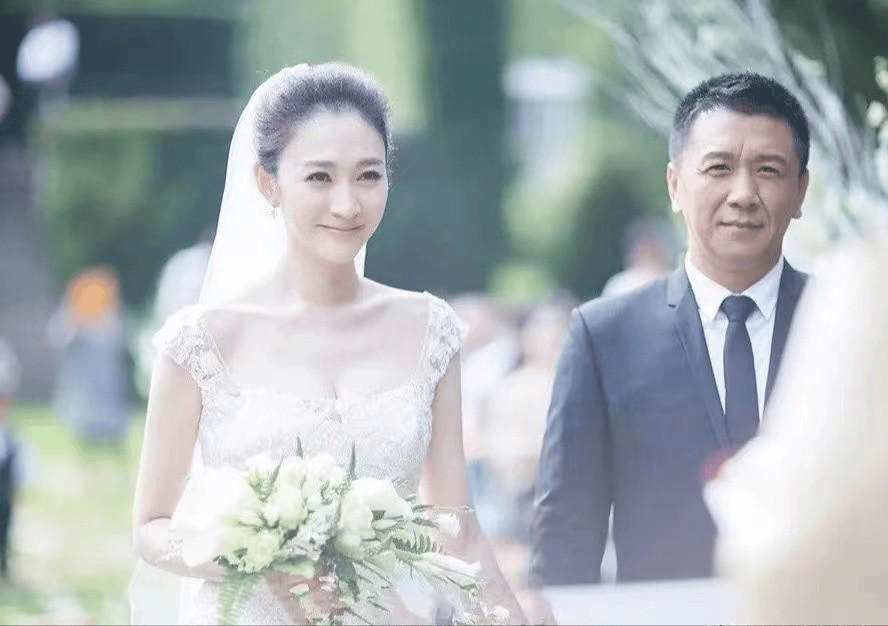 48岁人间尤物李小冉吃饭时却遇假粉丝表白最喜欢看你的小时代