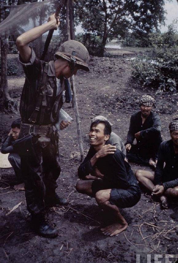 实拍越战期间南越士兵残忍逼供越共俘虏的真实场景_间谍_拉里·伯罗斯