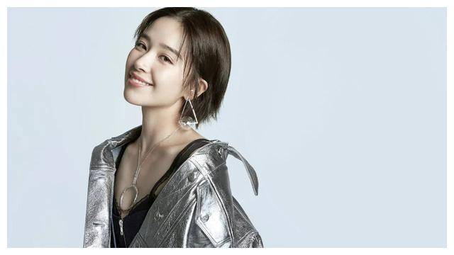 女演员阚清子驾大g车游外滩曝光生活照引发热议