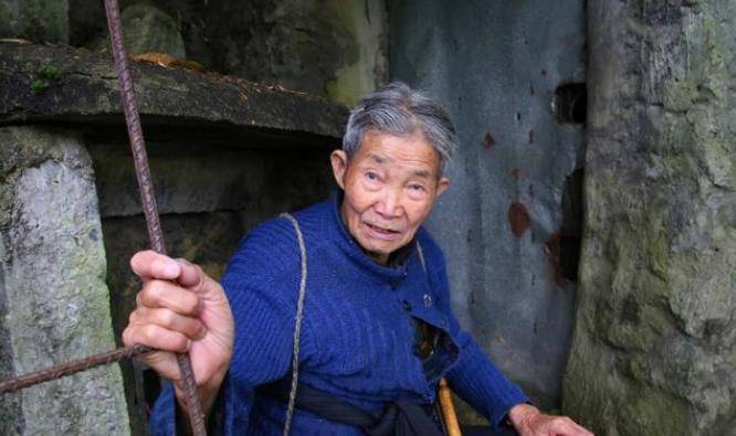 "死并非生的对立面,而作为生的一部分永存.