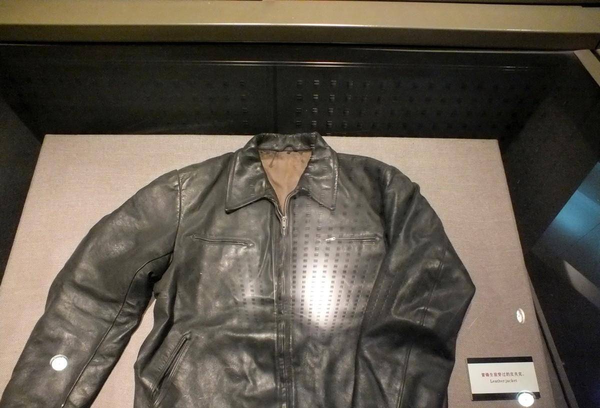 原创雷锋生前用过的物品皮夹克颇为时尚日记字迹很一般袜子破烂