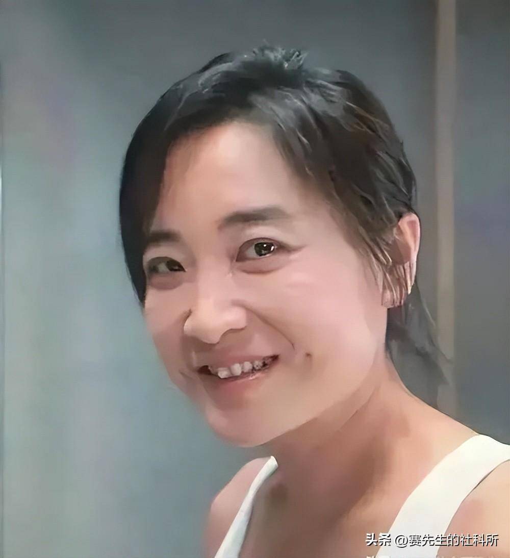 原创贾玲现身美国离开美颜滤镜真实状态曝光褶子多法令纹深