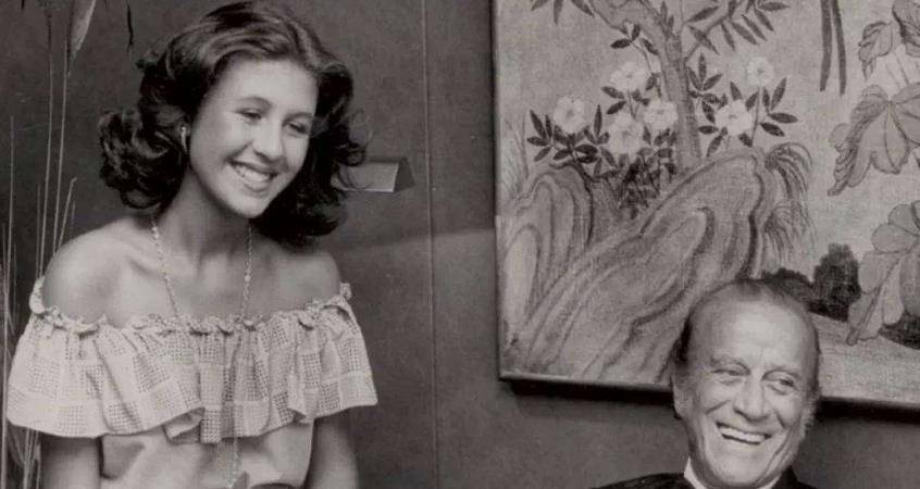 就在这时,来罗马视察工作的阿尔多注意到了这个犹豫着不敢向前的姑娘