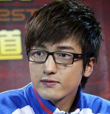 王传君饰演"关谷神奇"邓家佳饰演"唐悠悠"李佳航饰演"张伟"剧中的他是